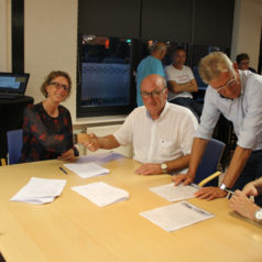 Ondertekening samenwerkingsovereenkomst tussen R.K.S.V. Onze Gezellen en Coöperatie Kennemer Energie voor collectief zonnestroomdak