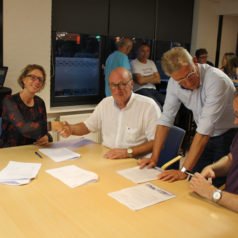 Ondertekening samenwerkingsovereenkomst tussen R.K.S.V. Onze Gezellen en Coöperatie Kennemer Energie voor collectief zonnestroomdak